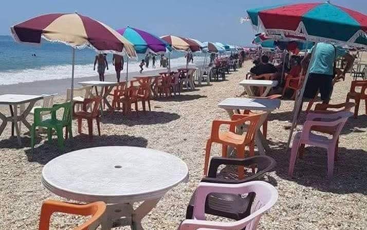 استغلال الشاطئ بالمظلات والكراسي: خدمة أم فوضى؟