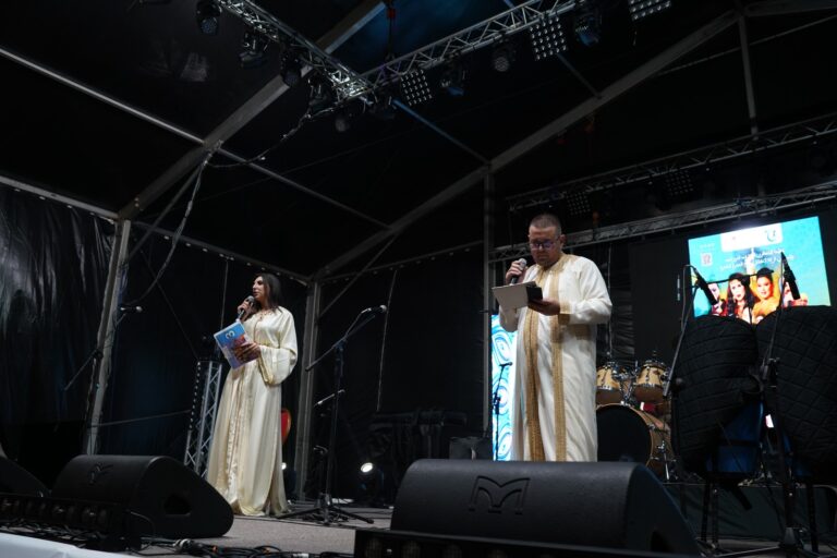 سهرة فنية تراثية تُشعل ساحة باب المرصى بطنجة احتفاء بعيد العرش والمسيرة الخضراء