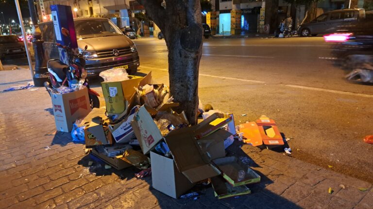 مخلفات المطاعم والمقاهي تحوّل شارع يوسف بن تاشفين بطنجة إلى مكب للنفايات