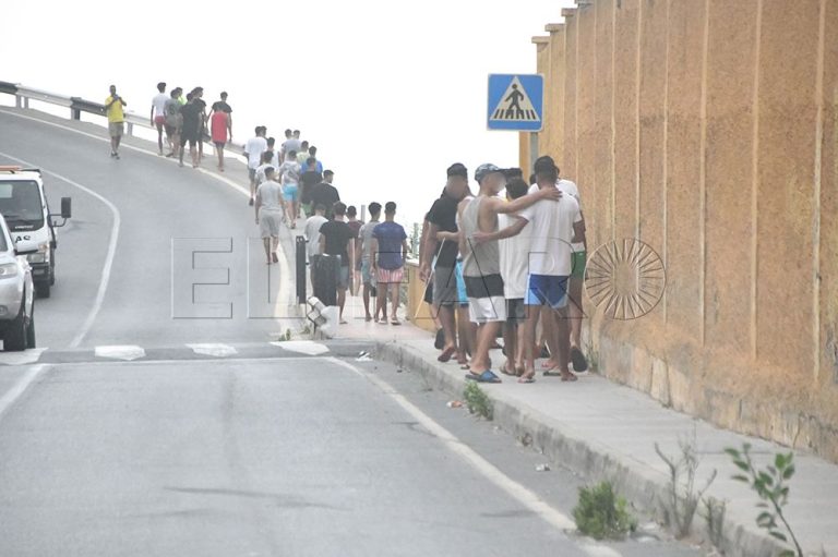 سبتة تستـ..ـنجد بمدريد لإعلان “حالة الطوارئ” بعدما تجاوز عدد القاصرين 500!