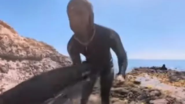 مغربي يتحدى الجيش الإسباني ويقتحم الجزر الجعفرية المحتلة