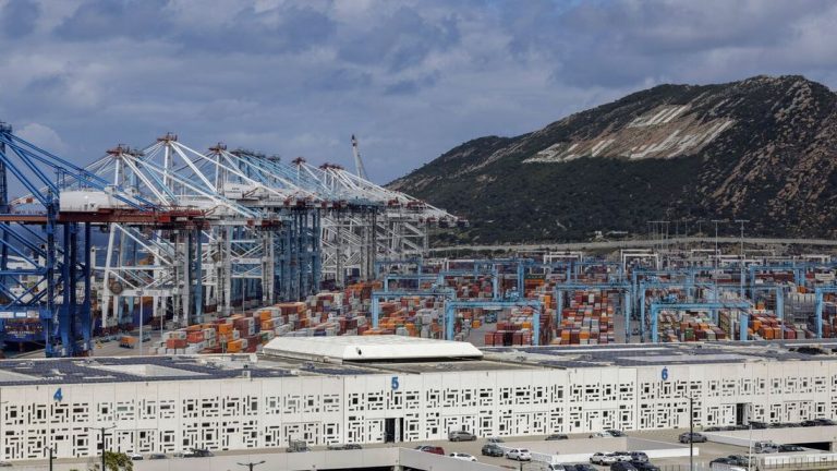 الإيكونوميست: المغرب يتحول إلى قوة صناعية وتجارية.. وميناء طنجة المتوسط قلب هذه النهضة