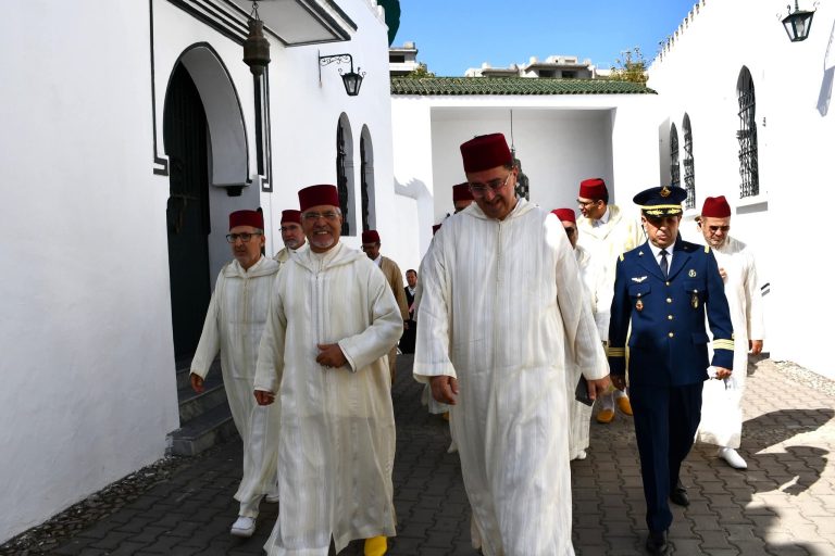 لجنة ملكية تسلم هبات ملكية لزوايا طنجة في ذكرى رحيل الحسن الثاني