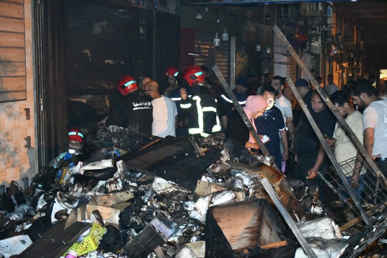 بني مكادة.. حريـ.ـق قيسارية الأزهر يعيد الجدل حول فوضى الكهرباء ويكشف هشاشة شروط السلامة