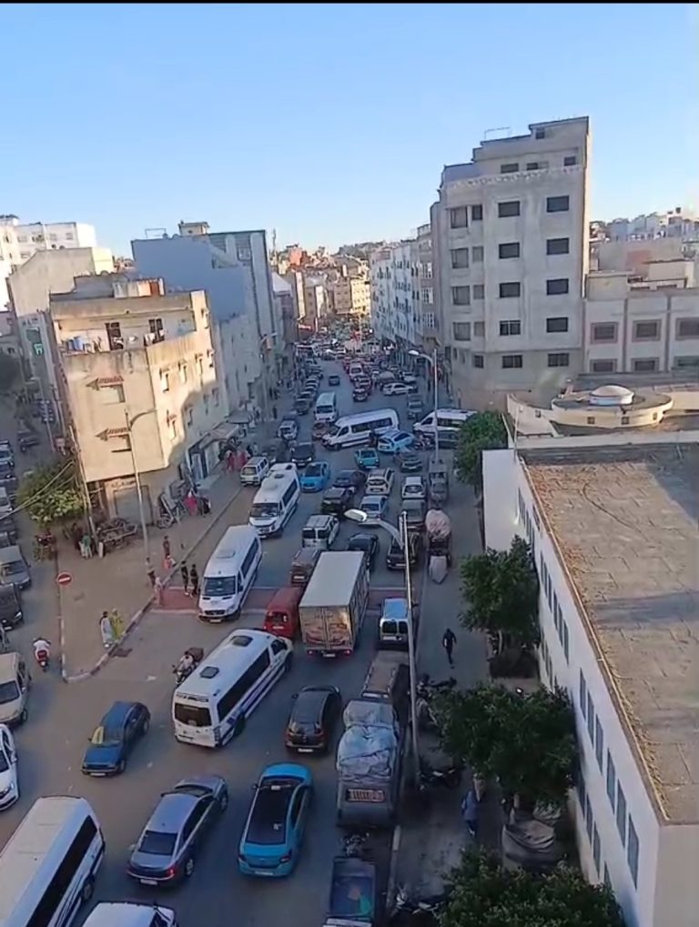 بلوكاج مروري يخـ.ـنق شوارع بني مكادة الحيوية.. ومطالب بمسارات بديلة لفك الاختـ.ـناق