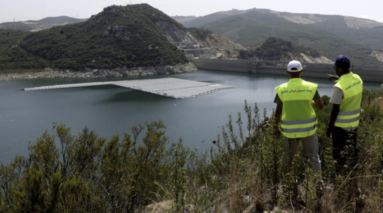 طنجة تدخل عصر الألواح الشمسية العائمة.. وخبير بيئي يفكك معادلة المكاسب الطاقية والمخاطر البيئية