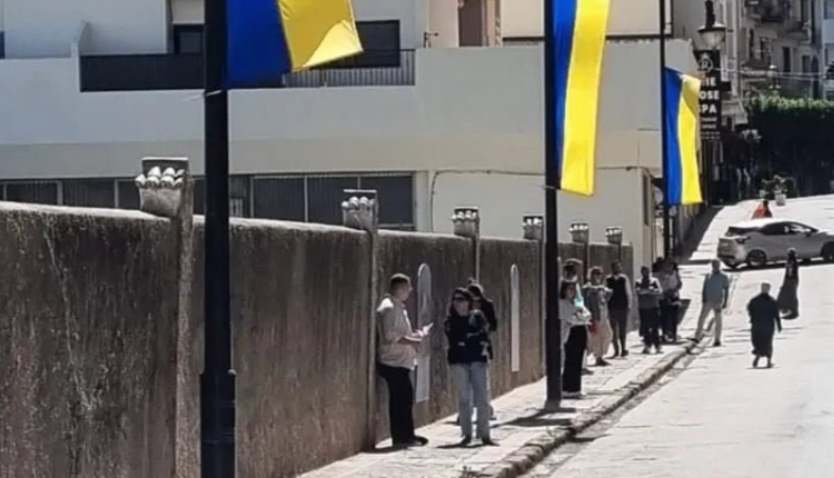 أعلام أوكرانيا تزين شوارع طنجة.. المدينة تتحول إلى موقع تصوير لمسلسل أمريكي شهير