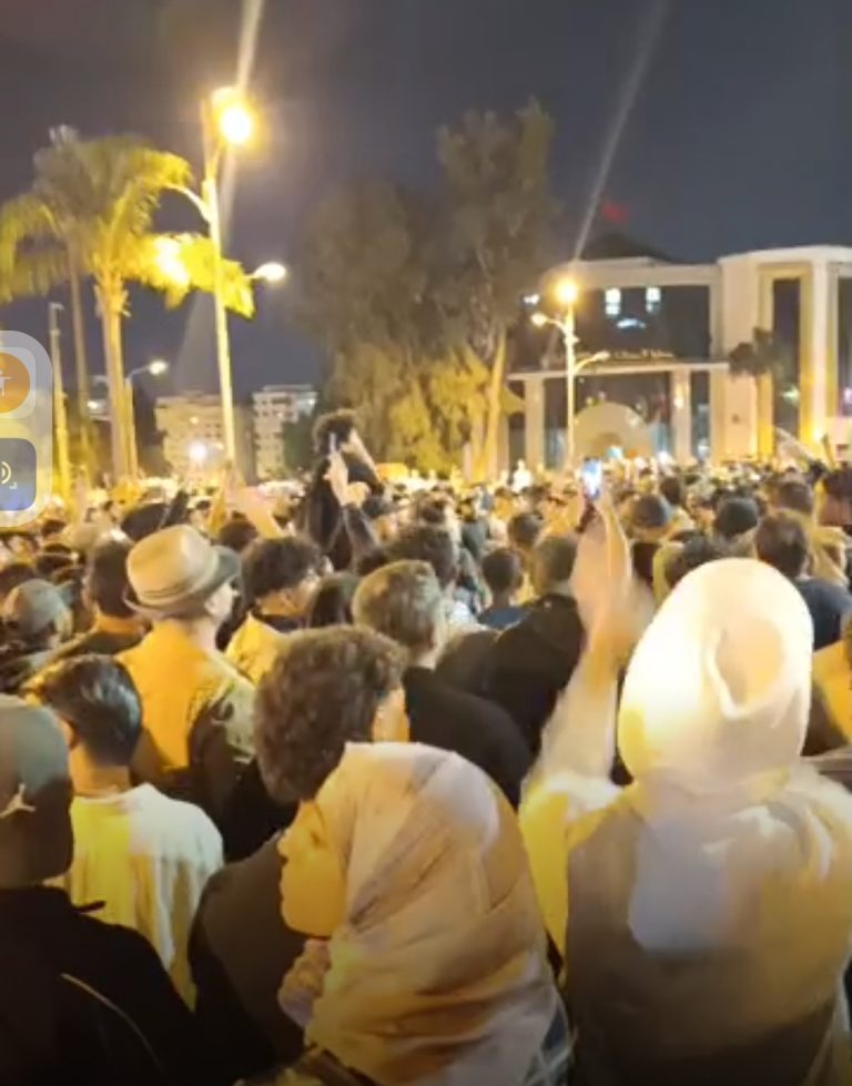 شباب”جيل Z” بساحة الأمم بطنجة.. شعارات ضد تدهور التعليم والصحة ومطالب للإفراج عن الزفزافي وإقالة الحكومة