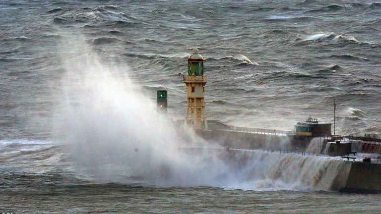 أجواء عاصفية تعطل الرحلات بين طريفة وطنجة المدينة