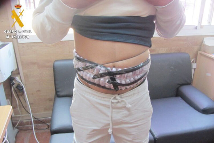 حزام حشيـ ش مخفي تحت الملابس يُطيـح بشاب بمعبر باب سبتة