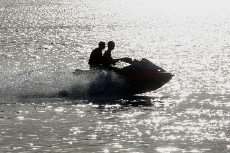 مطاردة مـثـ ـيـرة بشاطئ الغابة الدبلوماسية بطنجة تنتهي بــحـ ـجـز دراجتين مائيتين مـشـ ـبـ ـوهـتـين