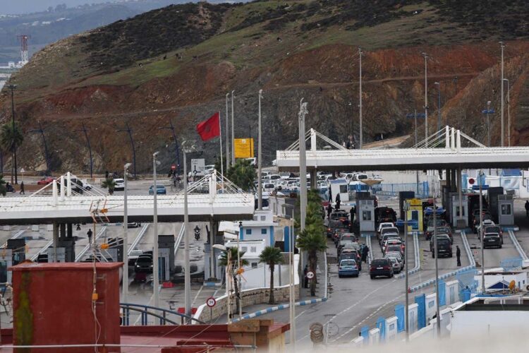 السلطات المغربية تُباشر أشغال إصلاح واسعة بمعبر باب سبتة