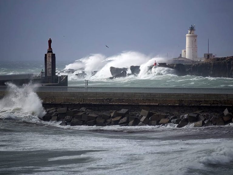 بسبب سوء الأحوال الجوية.. تعليق الرحلات البحرية بين طريفة وطنجة