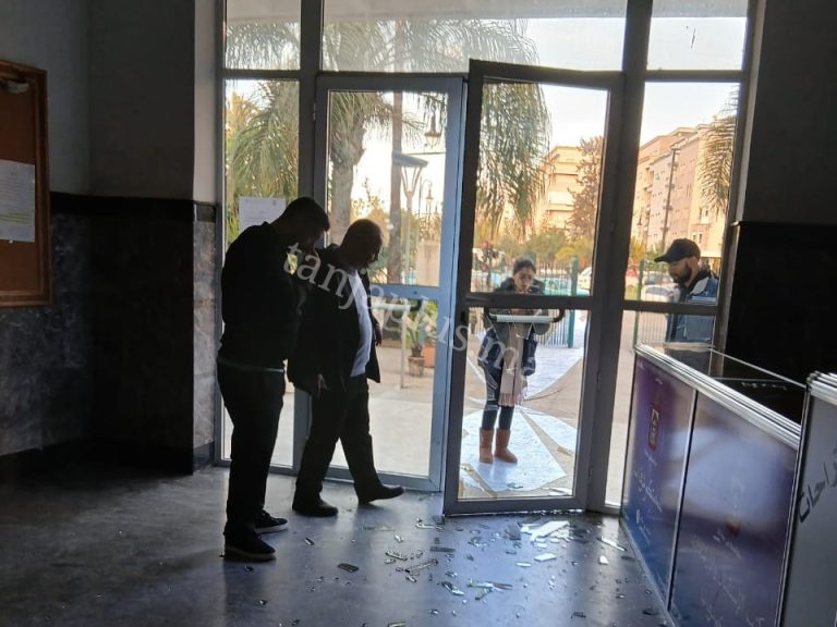 طالبة تهشم زجاج مقاطعة بني مكادة بعد منع مستشارة دخولها