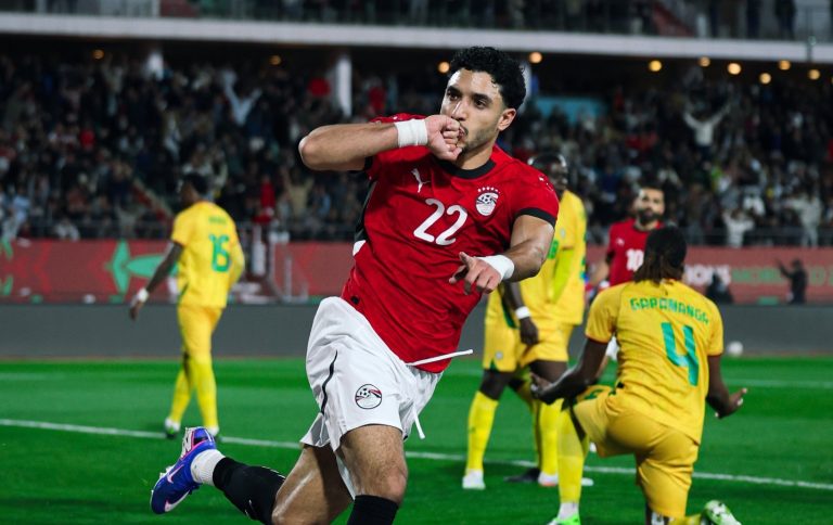 الفراعنة يقلبون تأخرهم إلى انتصار مثير أمام زيمبابوي