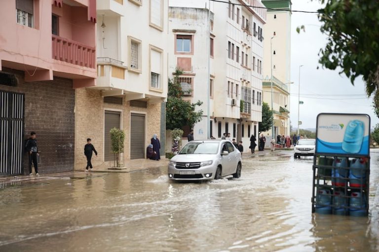 الأمن يوضح حقيقة سرقة المحلات التجارية بفيضانات القصر الكبير