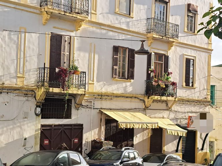 خطر يهدد سكان بناية آيلة للسقوط عمرها 150 سنة بشارع ابن الأبار