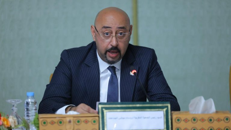 فضيحة “دعم السكن” تشعل الحرب بين عمدة طنجة وموظفي الجماعة والنقابة تتهمه بـ”تزوير الحقائق”