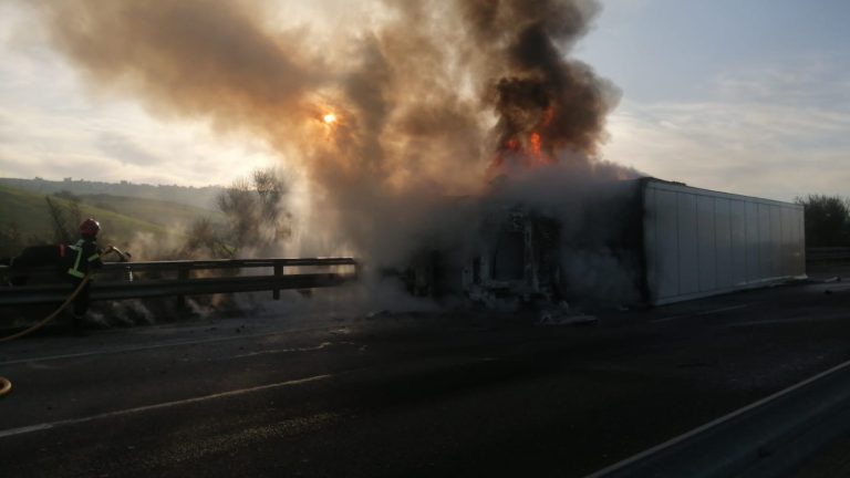 انقلاب واحتراق شاحنة بسيدي اليماني يرسل شخصا إلى المستعجلات