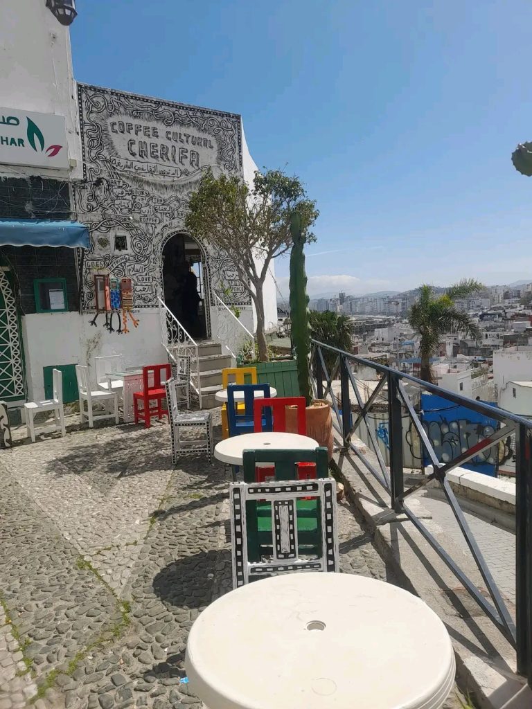 مقهى “الشريفة” يُغلق أبوابه بطنجة وصاحبه يشتكي “التضييق”