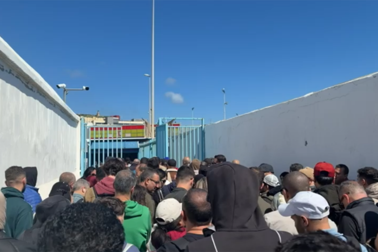 شلل مروري في معبر “باب سبتة” يُحاصر مئات المسافرين العائدين من عطلة العيد