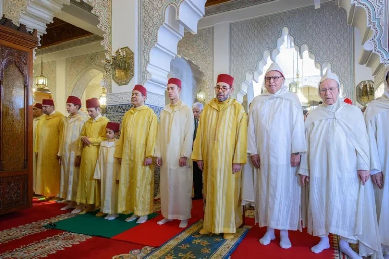 الملك محمد السادس يؤدي صلاة عيد الفطر ويتلقى التهاني