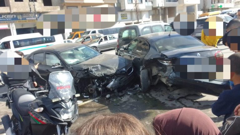 حصيلة ثقيلة.. “سيارة مجنونة” تدهس راجلين وتصدم 8 مركبات بطنجة
