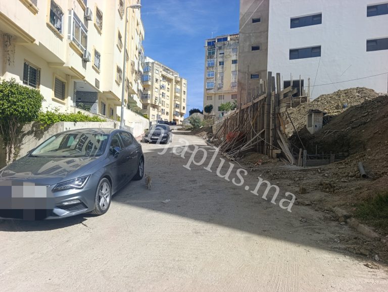 اتهامات لمؤسسة تعليمية خصوصية بـ”السطو” على الرصيف وبناء طوابق غير مرخصة في الزموري3