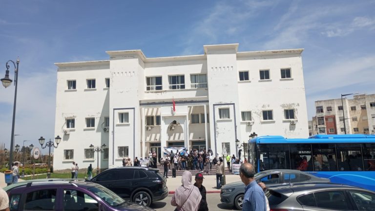 تأخر تسليم شقق “المنزل 2″يخرج المستفيدين للاحتجاج أمام جماعة اكزناية
