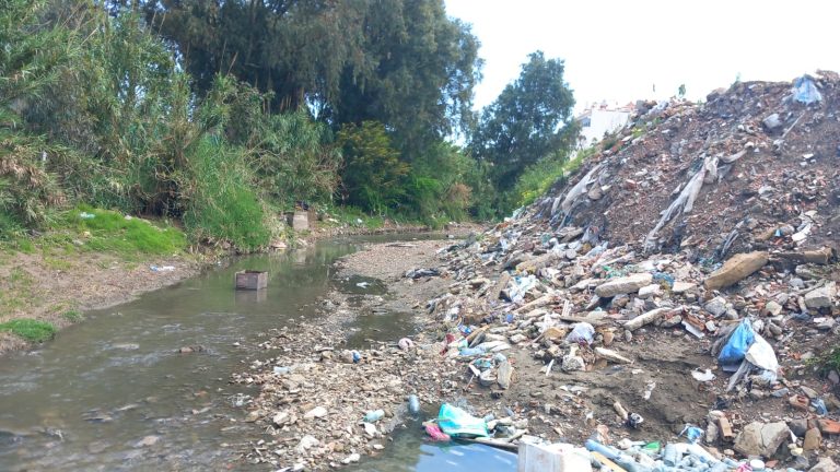 وادي “عين مشلاوة” يتحول إلى مطرح عشوائي.. كارثة بيئية تتربص بالفرشة المائية