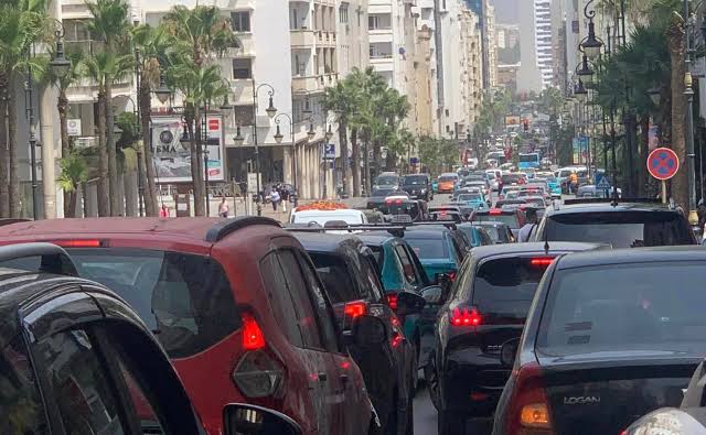 احتلال الملك العمومي وضيق المسالك يحولان حركة السير بطنجة إلى جحيم يومي