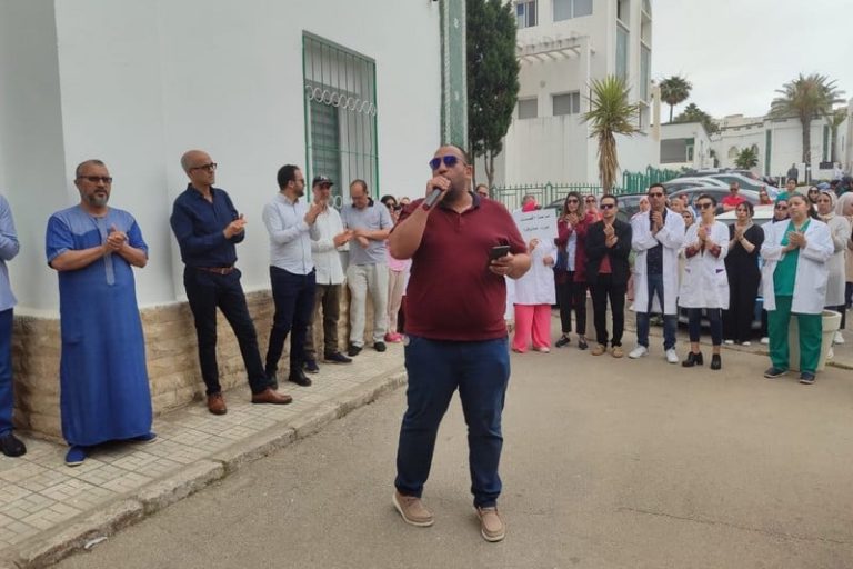 تطوان.. “تفويت” مهام صحية لشركات المناولة يخرج الأطر والطلبة للاحتجاج
