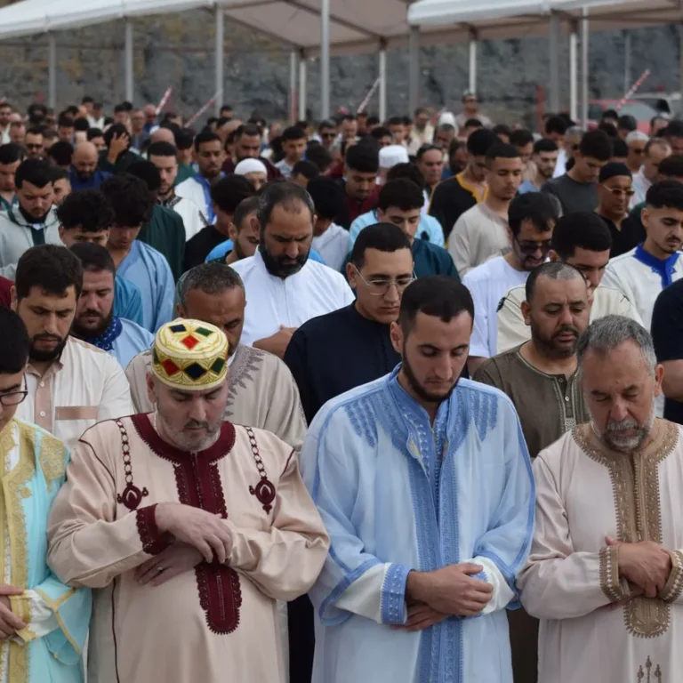 آلاف المسلمين يؤدون صلاة عيد الأضحى بساحة “لوما كولمينار” في سبتة