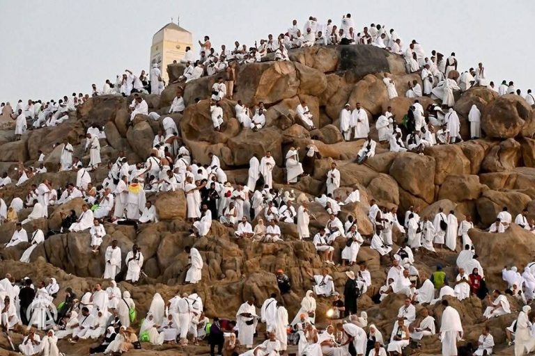 توافد ملايين الحجاج إلى صعيد عرفات لأداء الركن الأعظم