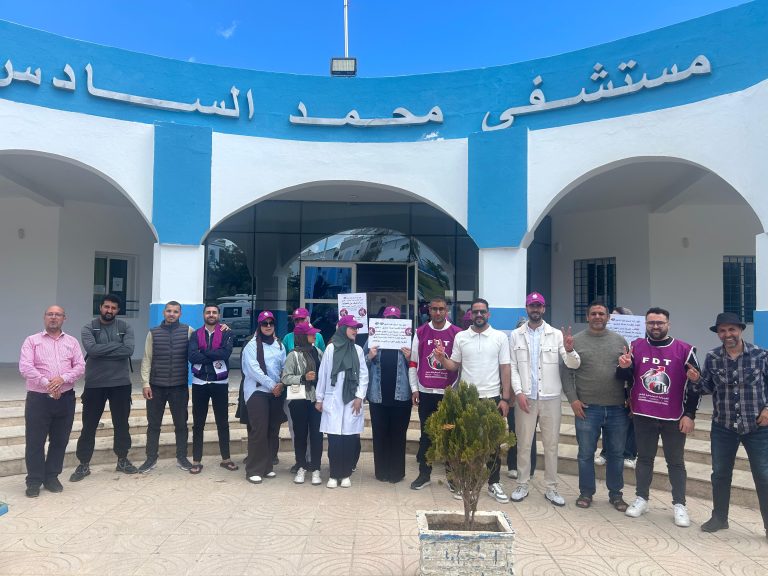 مستخدمو شركة “مناولة” يحتجون بالمضيق للمطالبة بالأجور المتأخرة