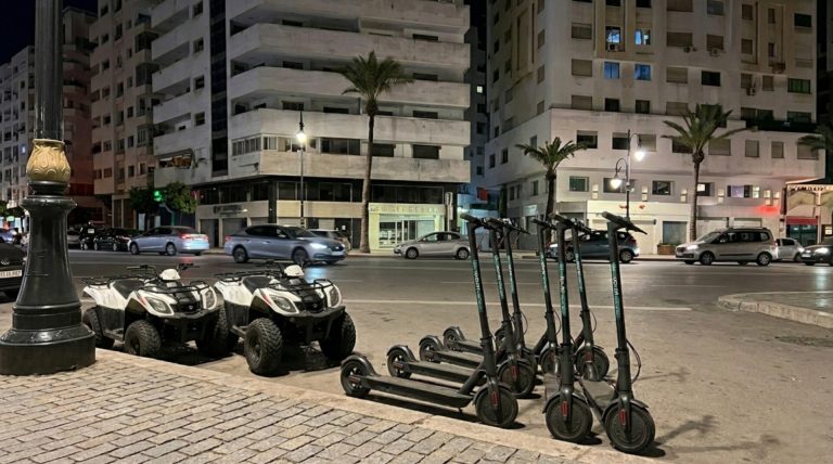 مطالب بإنهاء فوضى الدراجات الكهربائية وتحرير كورنيش طنجة من العشوائية