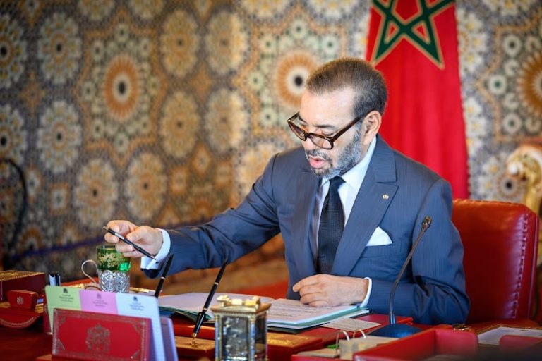 الملك يعفو عن مشجعي السنغال المدانين في أحداث كأس إفريقيا