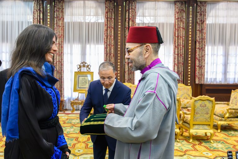 الملك يوشح المتسلقة المغربية نوال صفنضلة بوسام المكافأة الوطنية من درجة ضابط