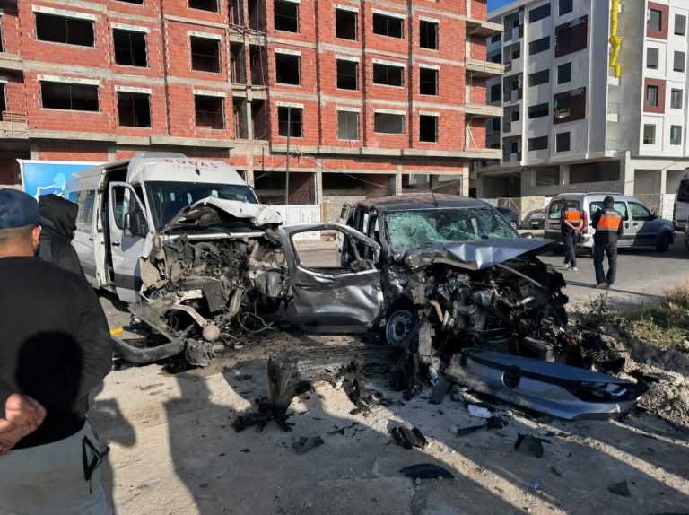 اصطدام قوي بين سيارة وحافلة لنقل العمال بطريق الرباط يرسل أشخاصا إلى المستعجلات بطنجة