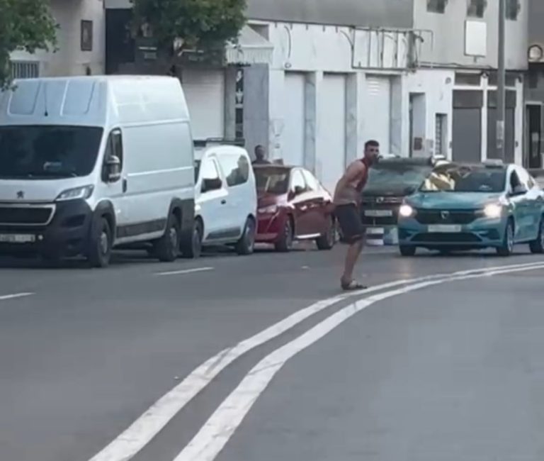أمن بني مكادة يوقف شخصا ظهر في فيديو وهو يعترض السيارات بالشارع العام