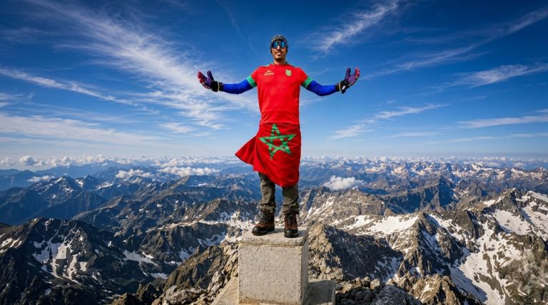 ابن مرتيل ياسين ريان يرفع العلم المغربي فوق قمة “بيكو أنيتو” بجبال البرينيه