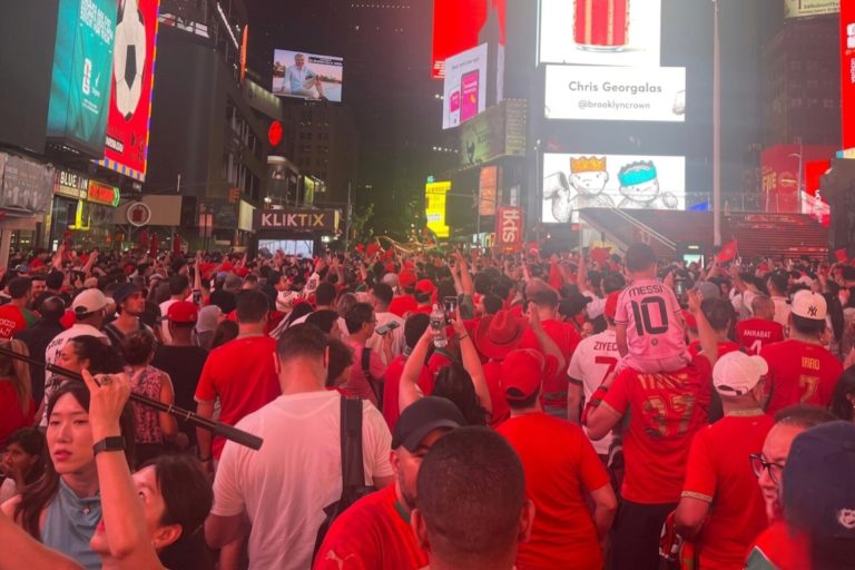 ”طوفان أحمر” بقلب نيويورك.. الجماهير المغربية تحج إلى “تايمز سكوير” قبيل مواجهة البرازيل