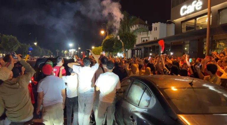 تعادل الأسود أمام البرازيل يخرج جماهير طنجة للاحتفال في الشوارع