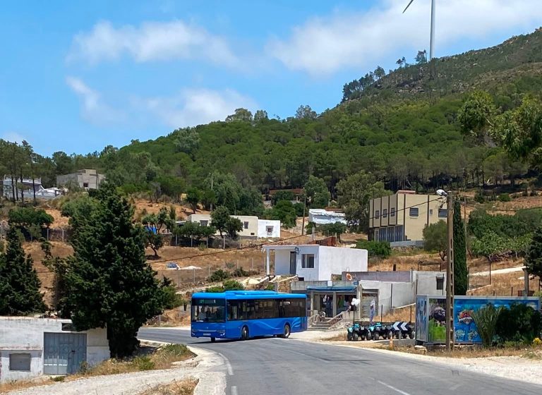بعد سنوات من المطالب.. الشروع في تجريب خط للنقل العمومي يربط عين حمراء بطنجة