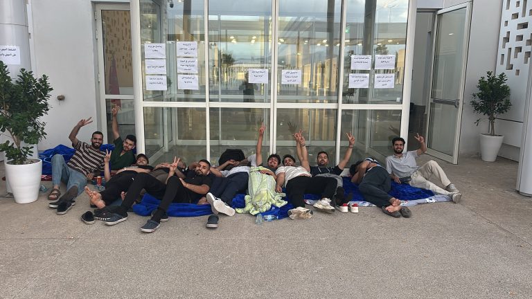 تطوان.. مهنيو الصحة يخوضون اعتصاما ليليا مفتوحا بالمستشفى الجهوي