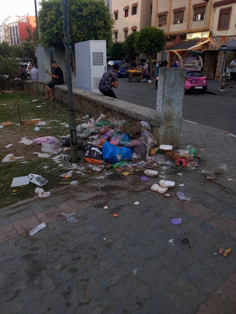 حديقة عمومية بطنجة البالية تتحول إلى “مطرح عشوائي”.. وألعاب الأطفال تهدد سلامة المرتفقين
