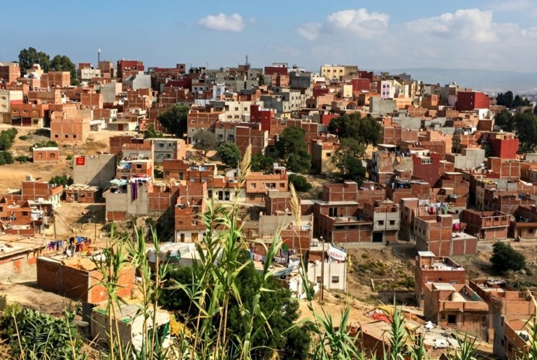 دراسة ترصد أزيد من 10 آلاف منشأة سكنية غير قانونية بمقاطعة بني مكادة بطنجة