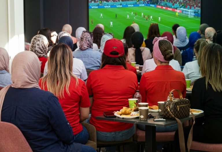 مباريات المنتخب تجذب النساء إلى المقاهي