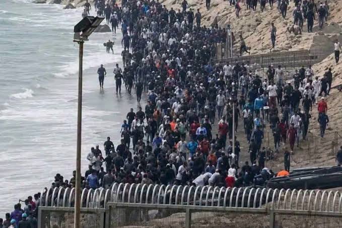 السفارة اليمنية بالرباط تُسجّل وفاة مواطن وتستعيد 4 مفقودين في محاولات اقتحام سبتة