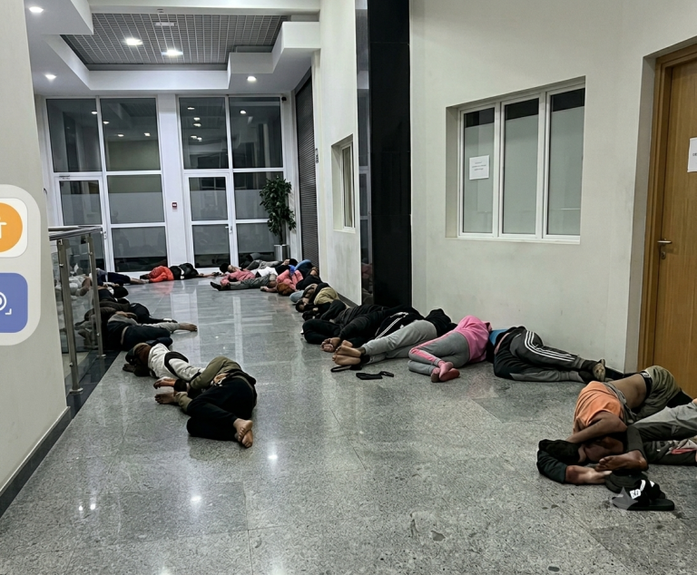 عشرات المرشحين للهجرة ينامون بالمحطة الطرقية طنجة استعدادا لمحاولة العبور إلى سبتة